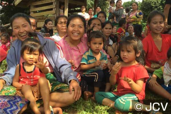 ラオスの接種会場に集まった親子