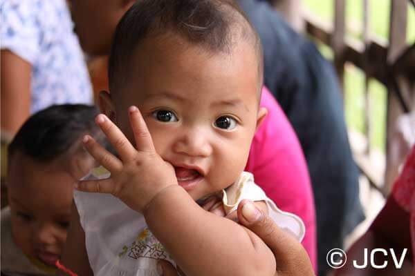 ラオスの接種会場を訪れた子ども