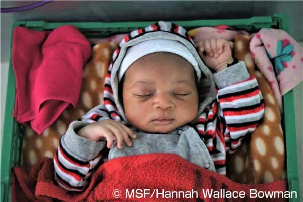 木造船から救い出された生後6カ月の女の子