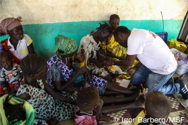 南スーダン北東部の移動診療先で子どもの診察をする様子