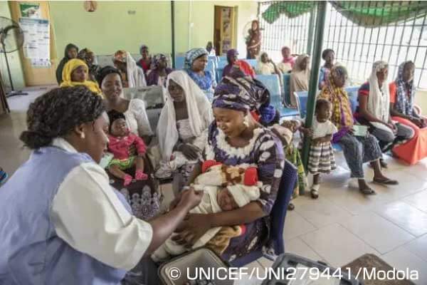 ナイジェリア北東部・ヨラの保健所で、小児用肺炎球菌ワクチン(PCV)を受ける赤ちゃん。