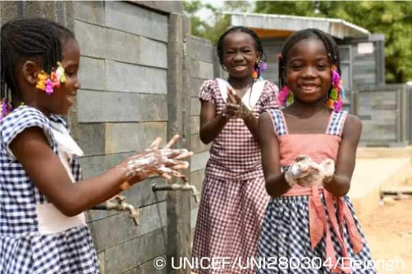 コートジボワールの学校で、石けんを使って丁寧に手を洗う子どもたち