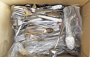 届いたお鍋やフライパン、その他調理器具などのキッチン用品、スプーン・フォーク・ナイフなどカトラリー類 １