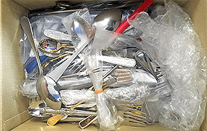 届いたお鍋やフライパン、その他調理器具などのキッチン用品、スプーン・フォーク・ナイフなどカトラリー類 ３