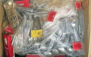 届いたお鍋やフライパン、その他調理器具などのキッチン用品、スプーン・フォーク・ナイフなどカトラリー類 ５