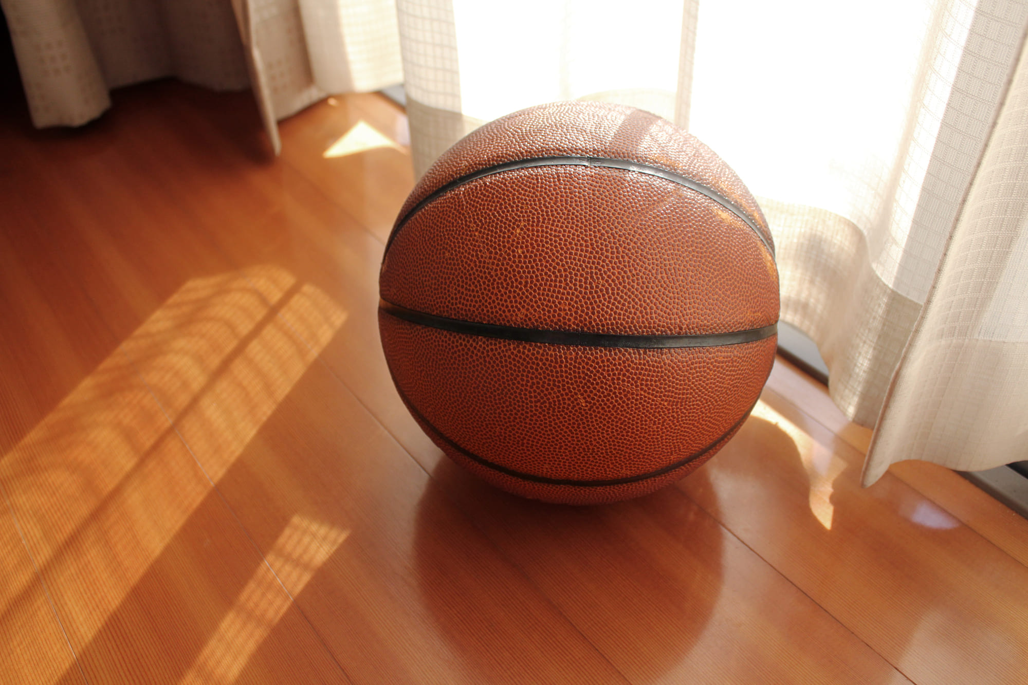 使い古したバスケットボールの寄付｜空気抜けでもOK！送り方・注意点を解説